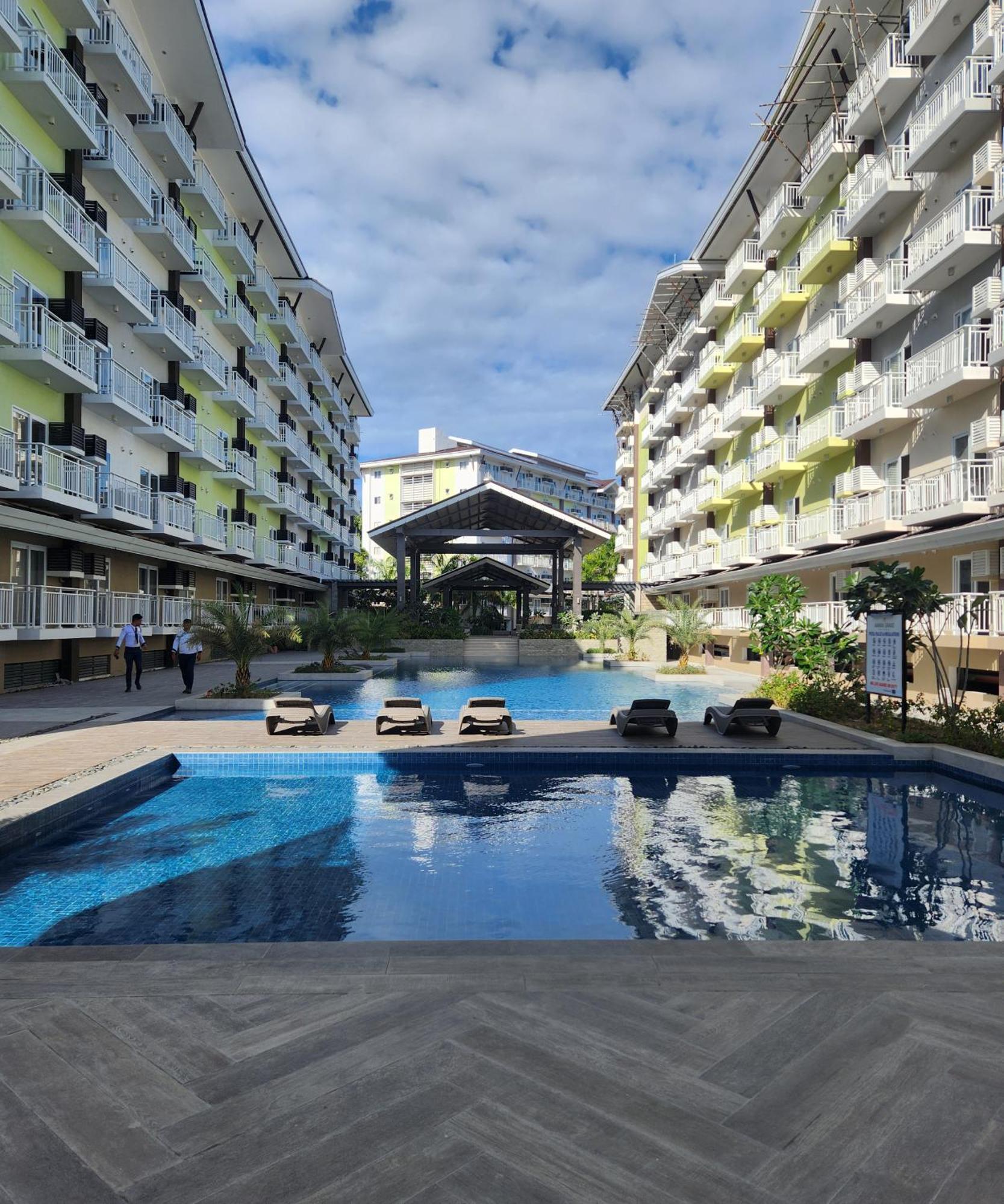 Condo Azur Suites: Stylish Airport Retreat with Netflix and Luxe Pool Lapu-Lapu City Exterior photo