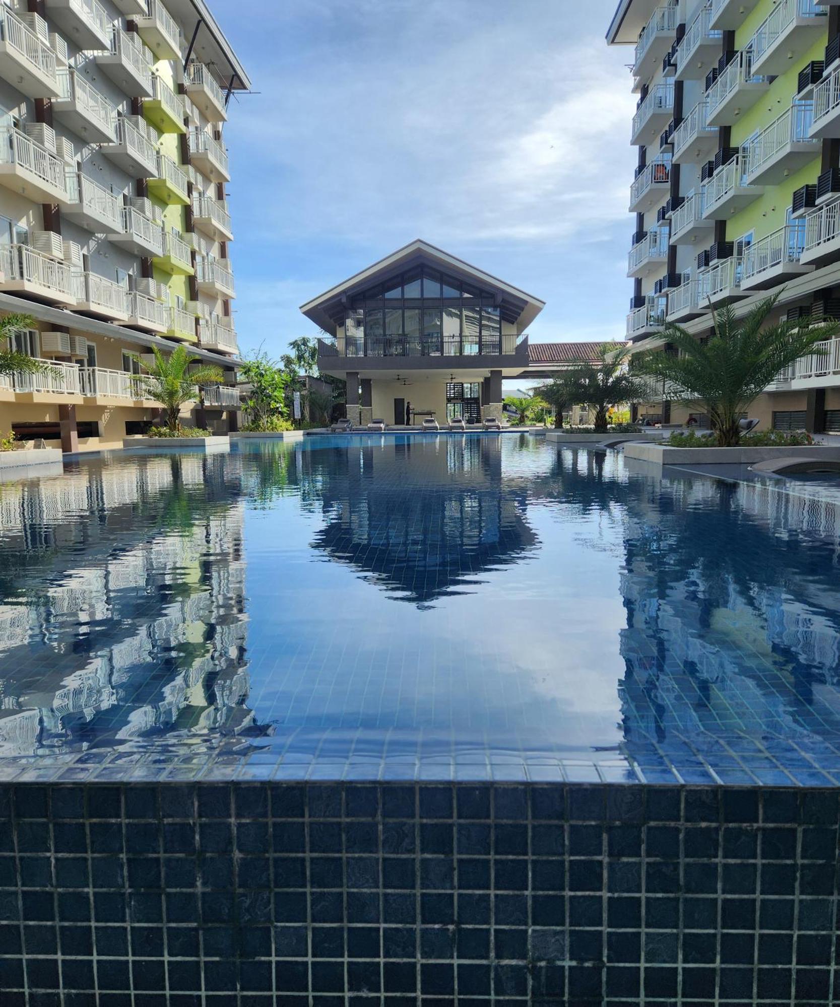 Condo Azur Suites: Stylish Airport Retreat with Netflix and Luxe Pool Lapu-Lapu City Exterior photo