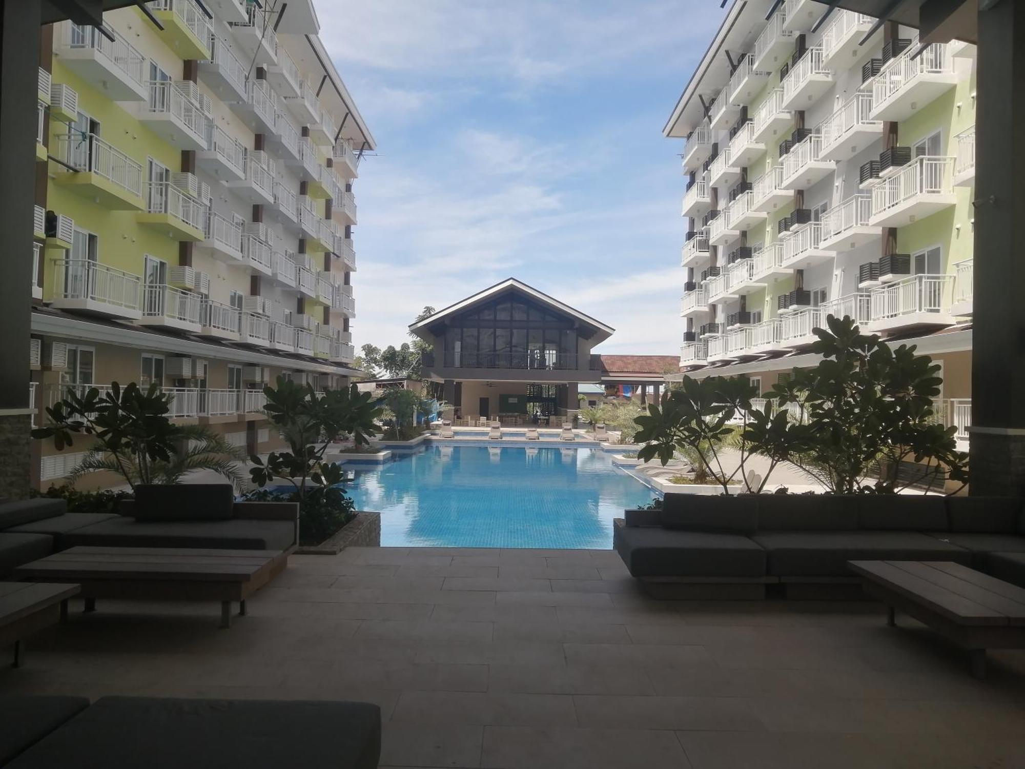Condo Azur Suites: Stylish Airport Retreat with Netflix and Luxe Pool Lapu-Lapu City Exterior photo