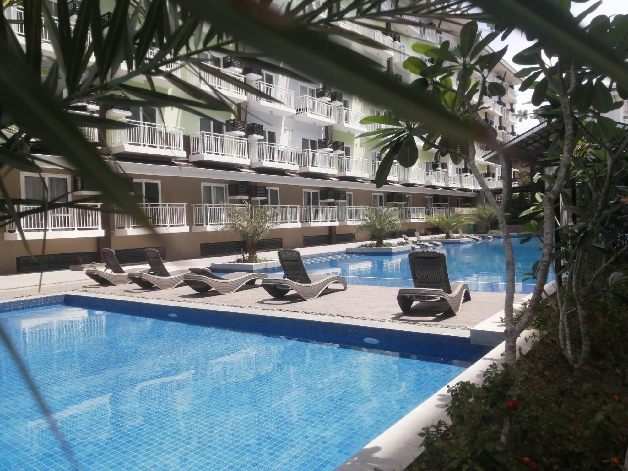 Condo Azur Suites: Stylish Airport Retreat with Netflix and Luxe Pool Lapu-Lapu City Exterior photo
