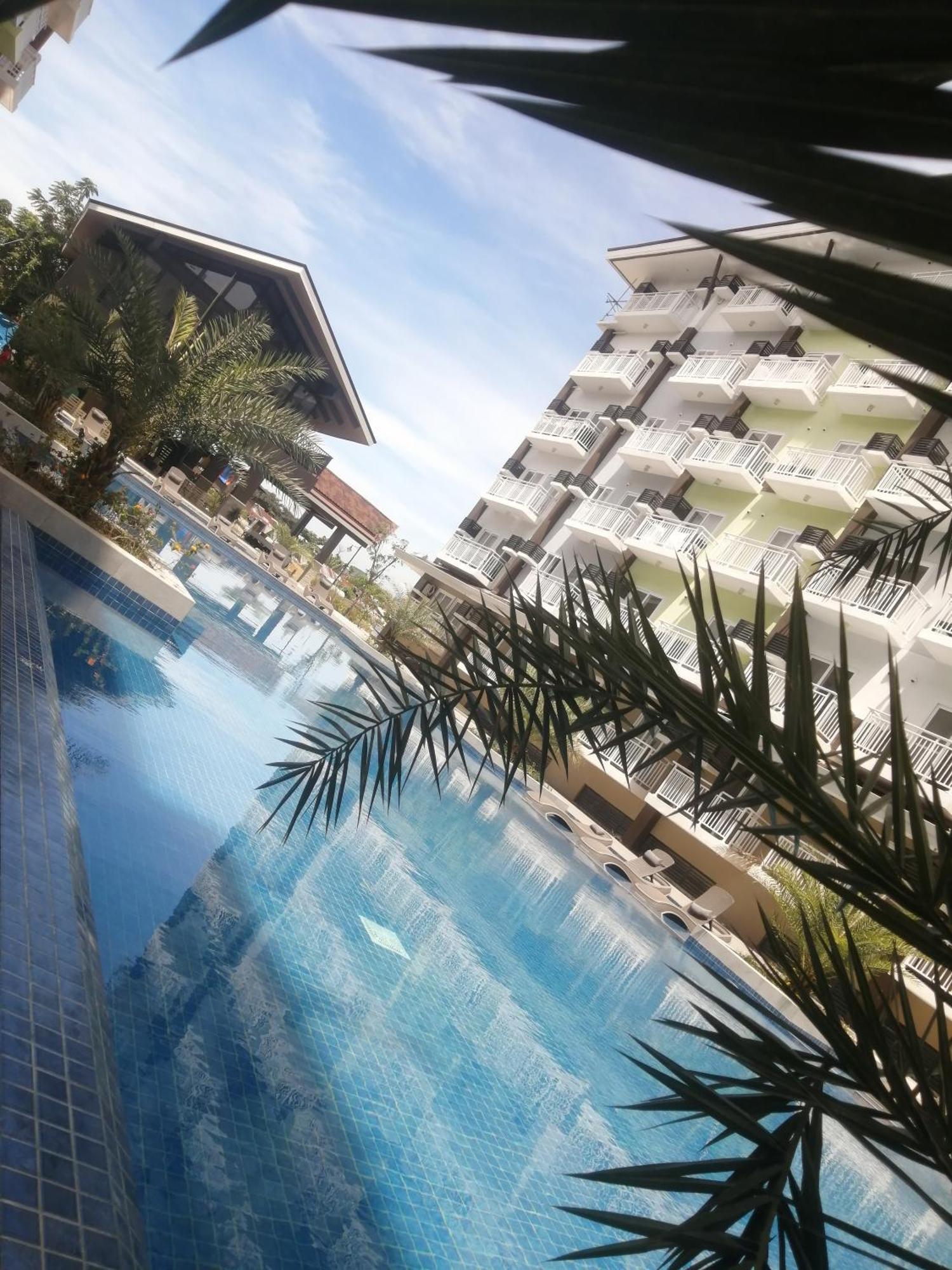 Condo Azur Suites: Stylish Airport Retreat with Netflix and Luxe Pool Lapu-Lapu City Exterior photo
