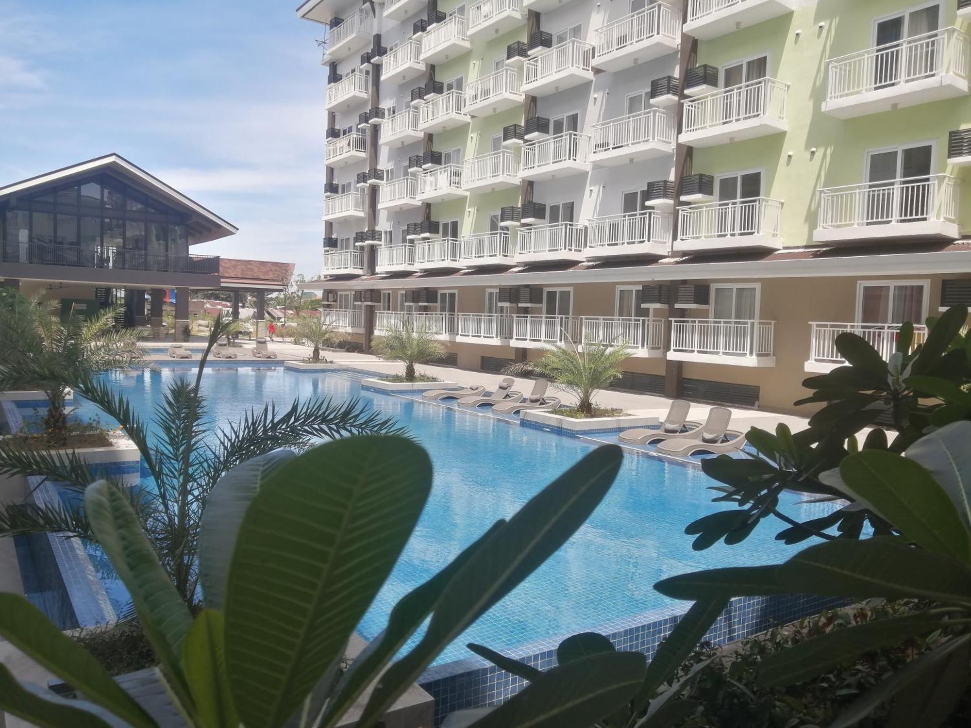 Condo Azur Suites: Stylish Airport Retreat with Netflix and Luxe Pool Lapu-Lapu City Exterior photo