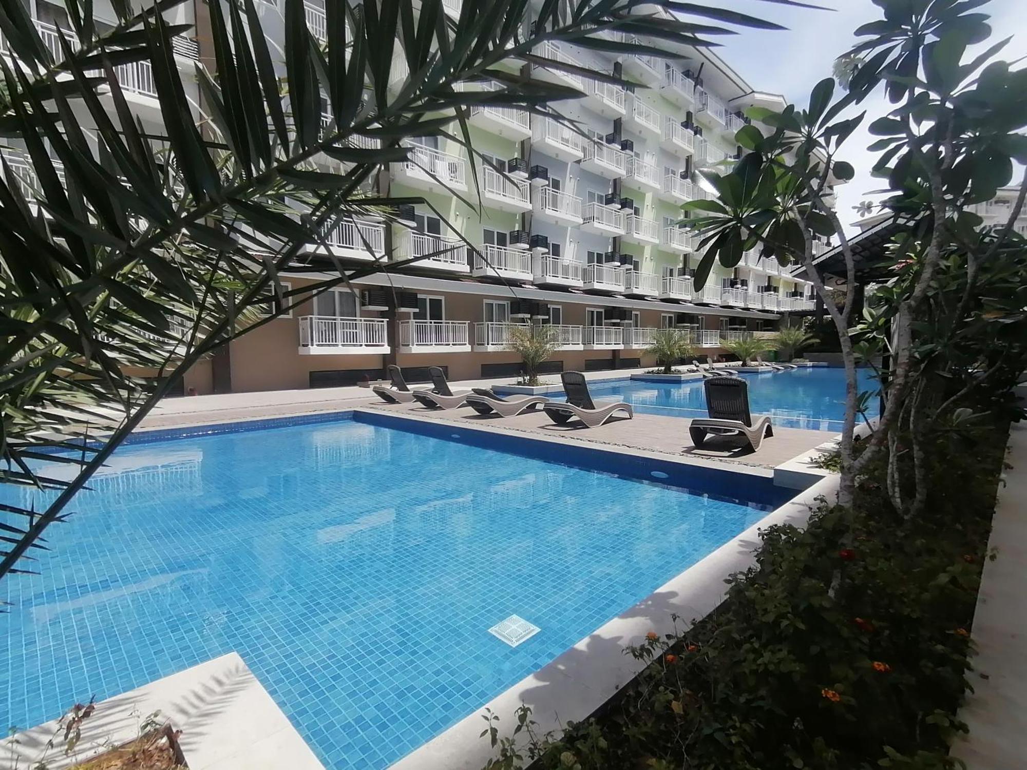 Condo Azur Suites: Stylish Airport Retreat with Netflix and Luxe Pool Lapu-Lapu City Exterior photo