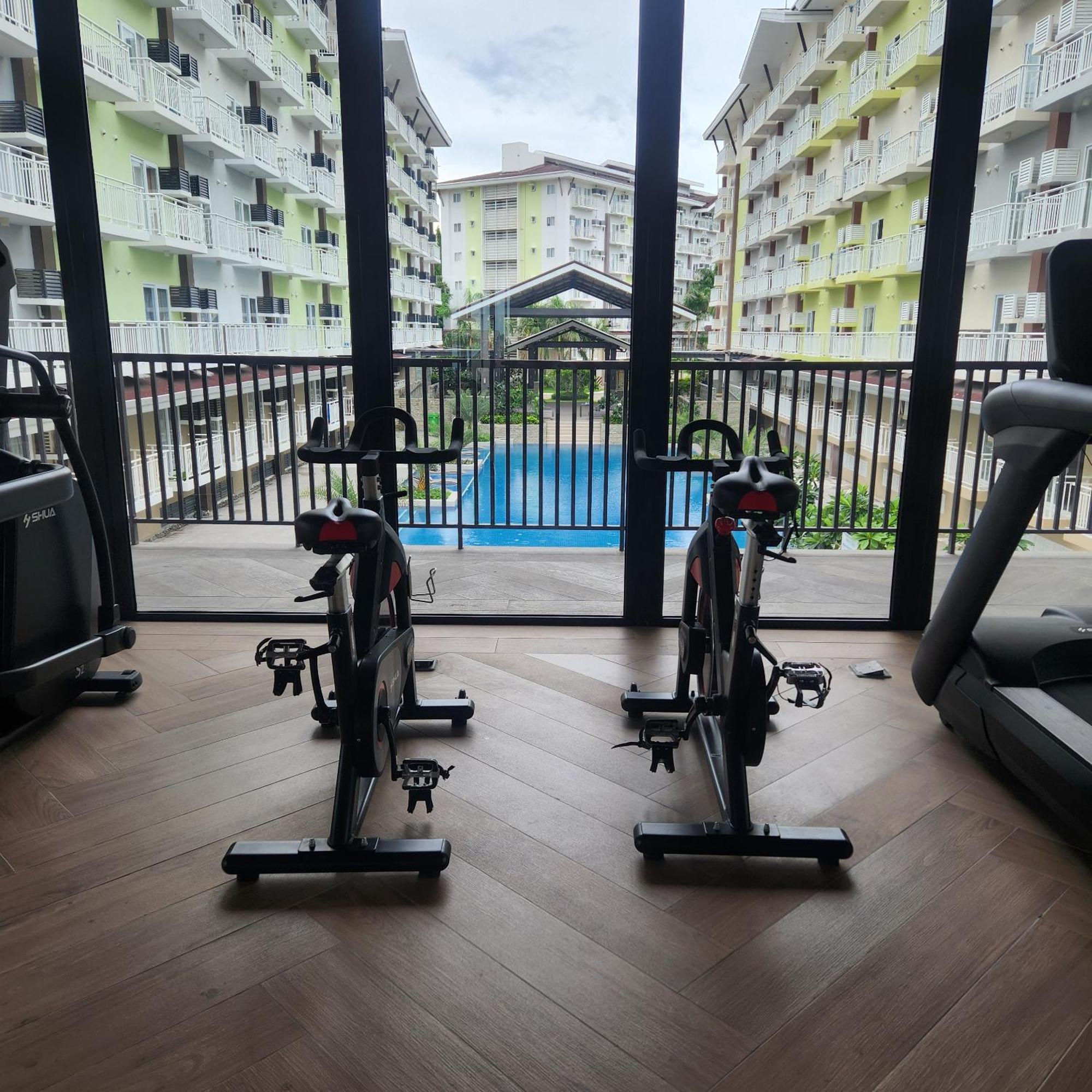 Condo Azur Suites: Stylish Airport Retreat with Netflix and Luxe Pool Lapu-Lapu City Exterior photo